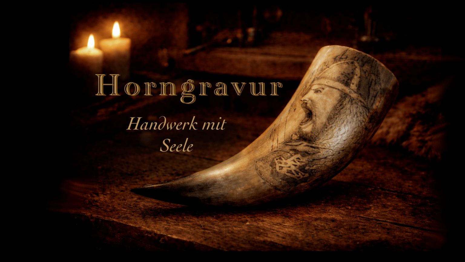 Graviertes Wikinger-Trinkhorn auf einem Holztisch bei Kerzenlicht mit dem Schriftzug „Horngravur – Handwerk mit Seele“