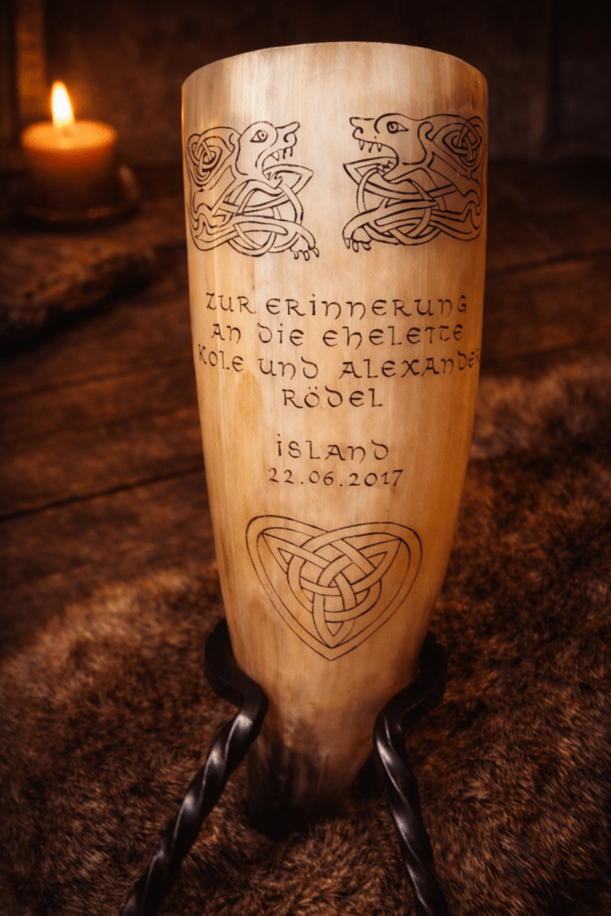 Trinkhorn mit nordischen Tierornamenten und Gravur zur Erinnerung an eine Hochzeit in Island.