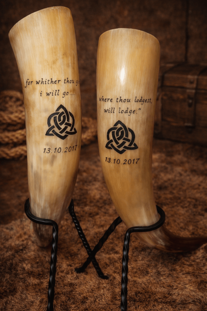 Zwei Trinkhörner mit Gravur eines keltischen Knotens und Hochzeitsdatum.