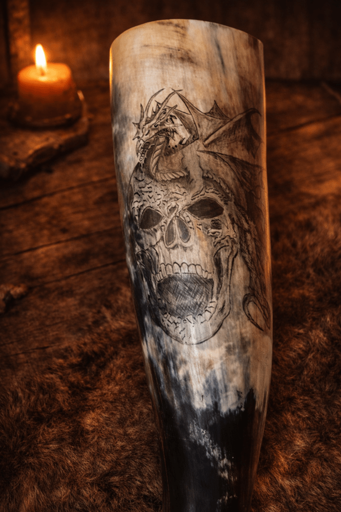 Trinkhorn mit Gravur eines Schädels und Drachen