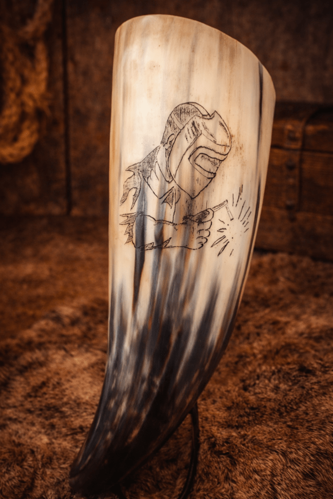 Trinkhorn mit Gravur eines Schweißers bei der Arbeit.