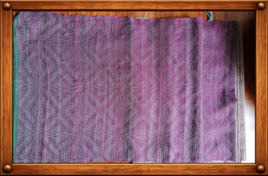 Fertig gewebter Stoff in Pinktönen mit feinem Muster.