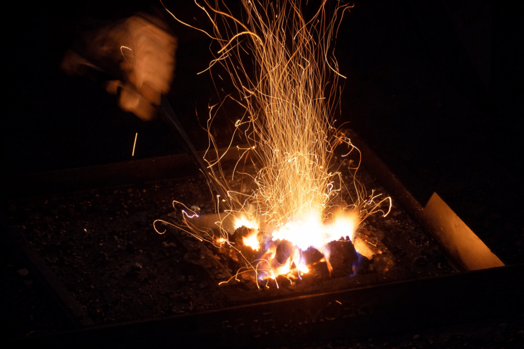 Schmiedefeuer mit Funken in einer Esse