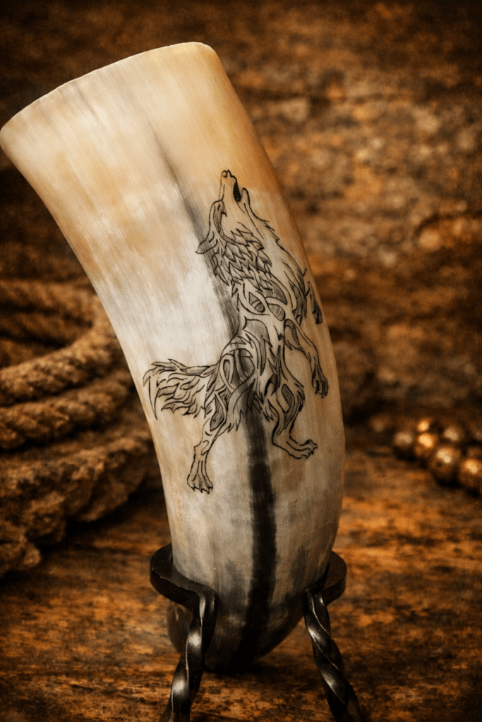 Trinkhorn mit Gravur eines heulenden Wolfes